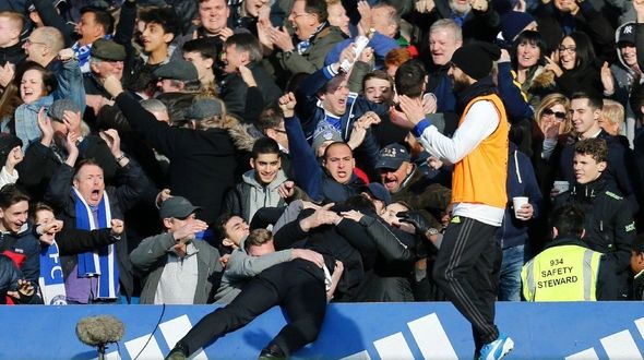 شادی عجیب کونته در آغوش هواداران +عکس